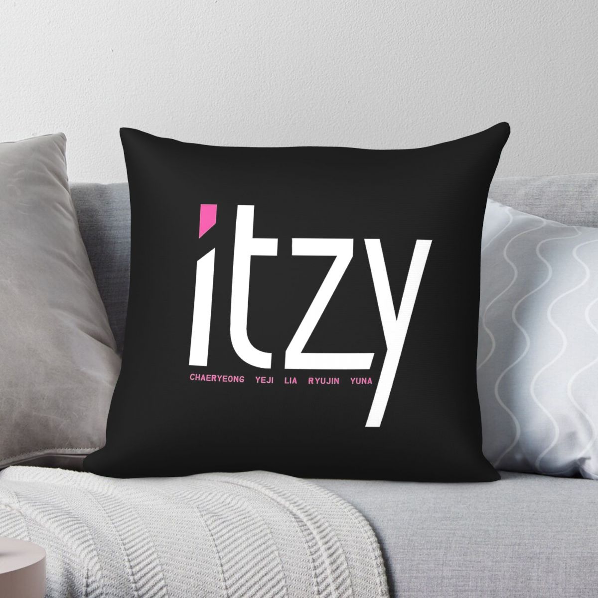 Itzy Band Dalla Dalla Square P - Home Decor Dallas recension och pris