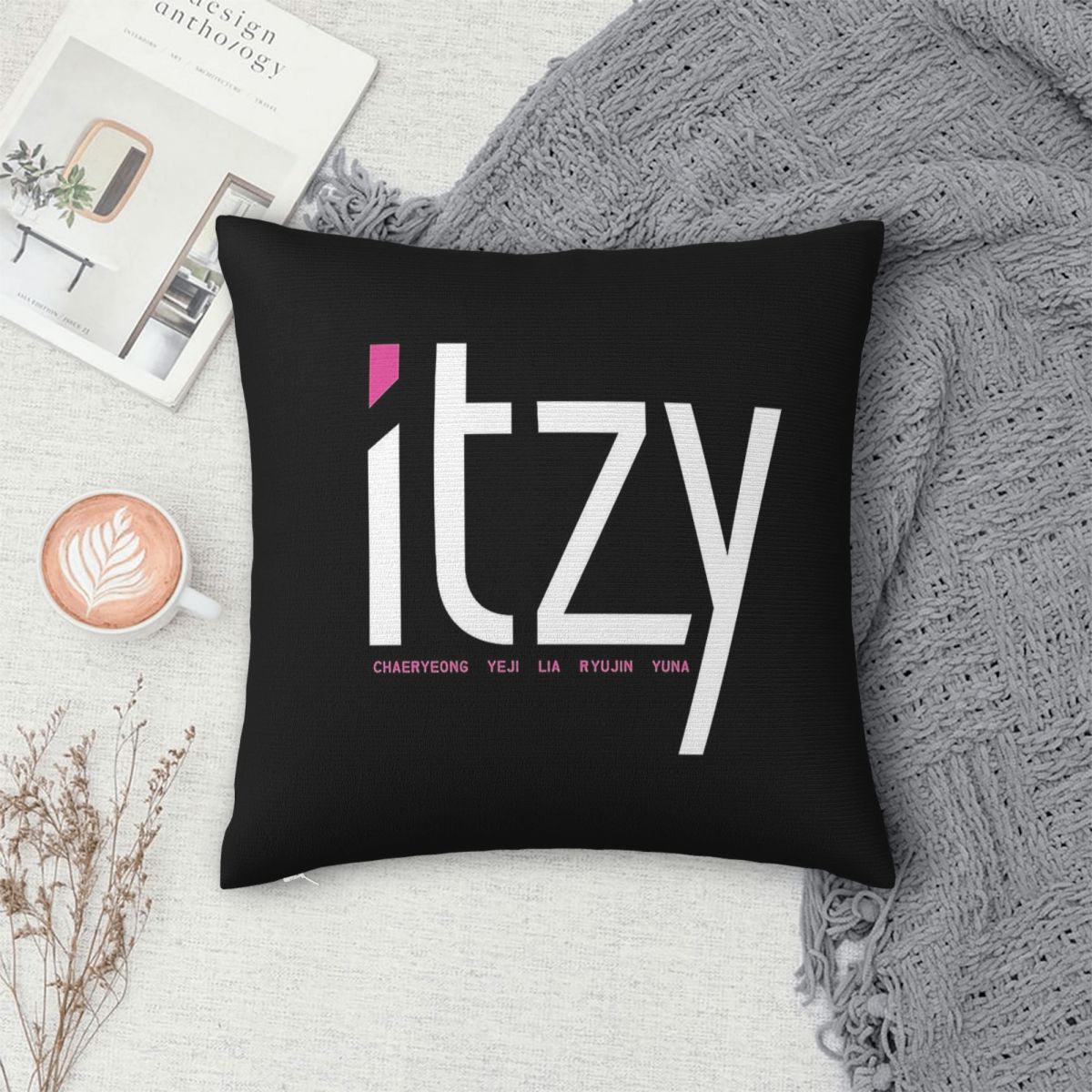 Itzy Band Dalla Dalla Square P - Home Decor Dallas recension och pris